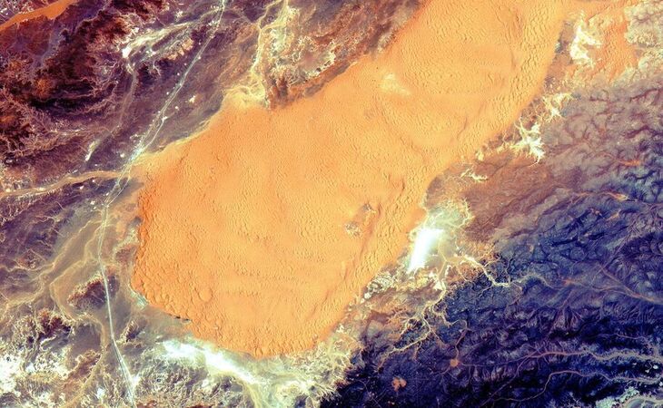 哨兵二号(Sentinel2A)卫星拍摄的沙漠沙丘卫星图