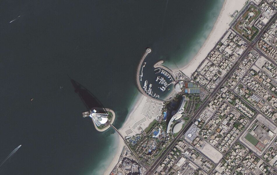 北京二号卫星拍摄的迪拜帆船酒店卫星影像图