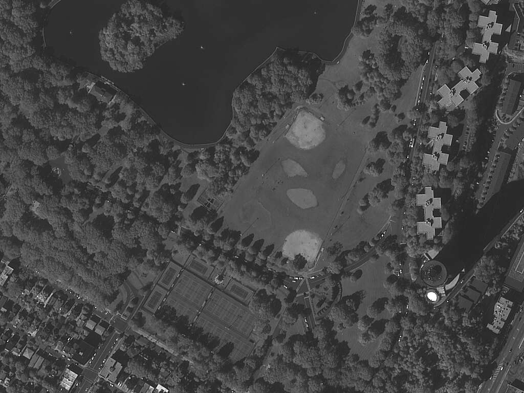 EROS-B卫星拍摄的公园林区停车场卫星图