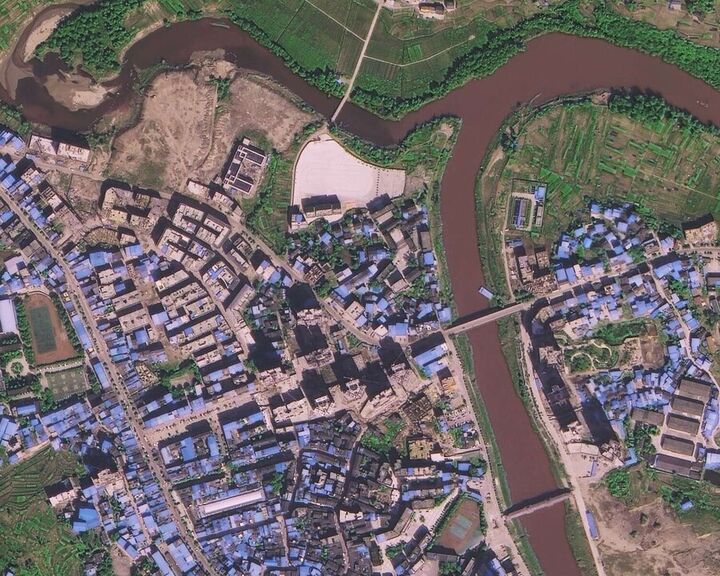 高分二号卫星拍摄的乡镇河流卫星图