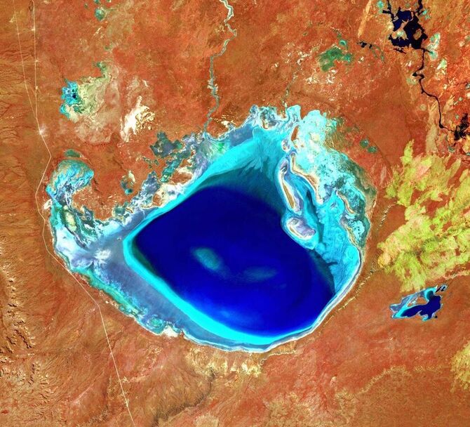 Landsat7卫星拍摄的湖泊卫星图