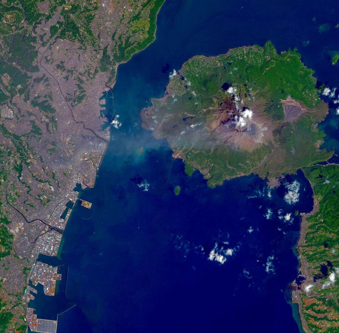 Landsat8卫星拍摄的活火山卫星图