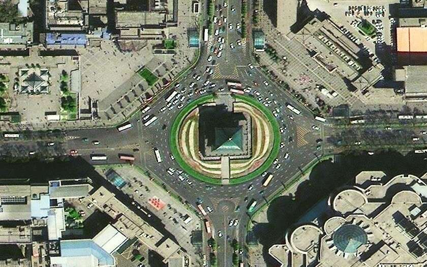 高景一号(SuperView)卫星拍摄的城市十字路口卫星图