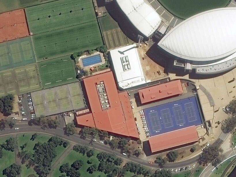 WorldView3卫星拍摄的美国体育馆卫星图，篮球场和停车位清晰可见