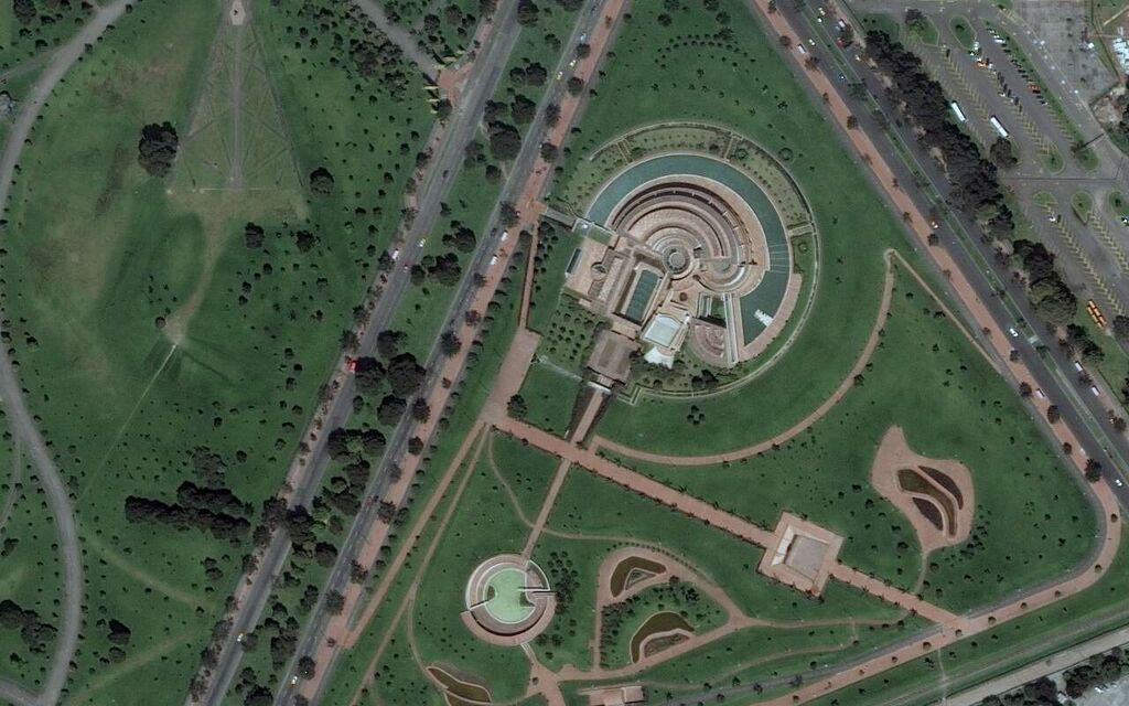 WorldView2卫星拍摄的豪华别墅卫星图，道路和林木看的非常清楚