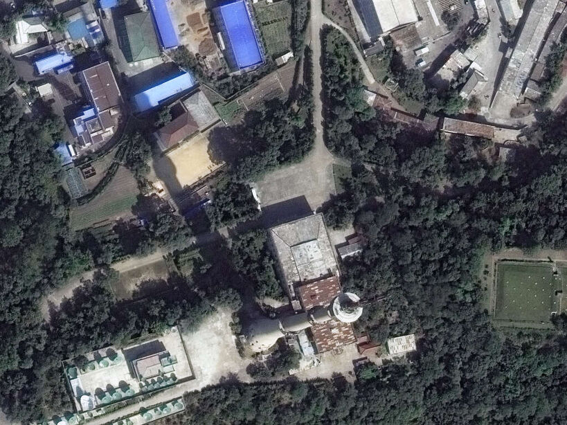 WorldView4卫星拍摄的水塔设施卫星图，水塔高度和厂房清晰可见