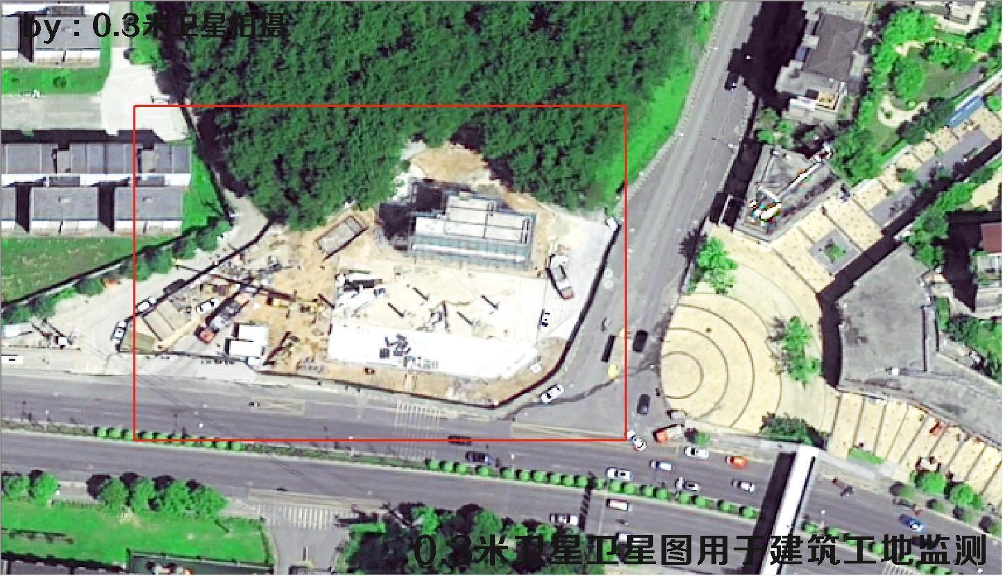 0.3米分辨率卫星拍摄的建筑工地以及作业车辆和物料