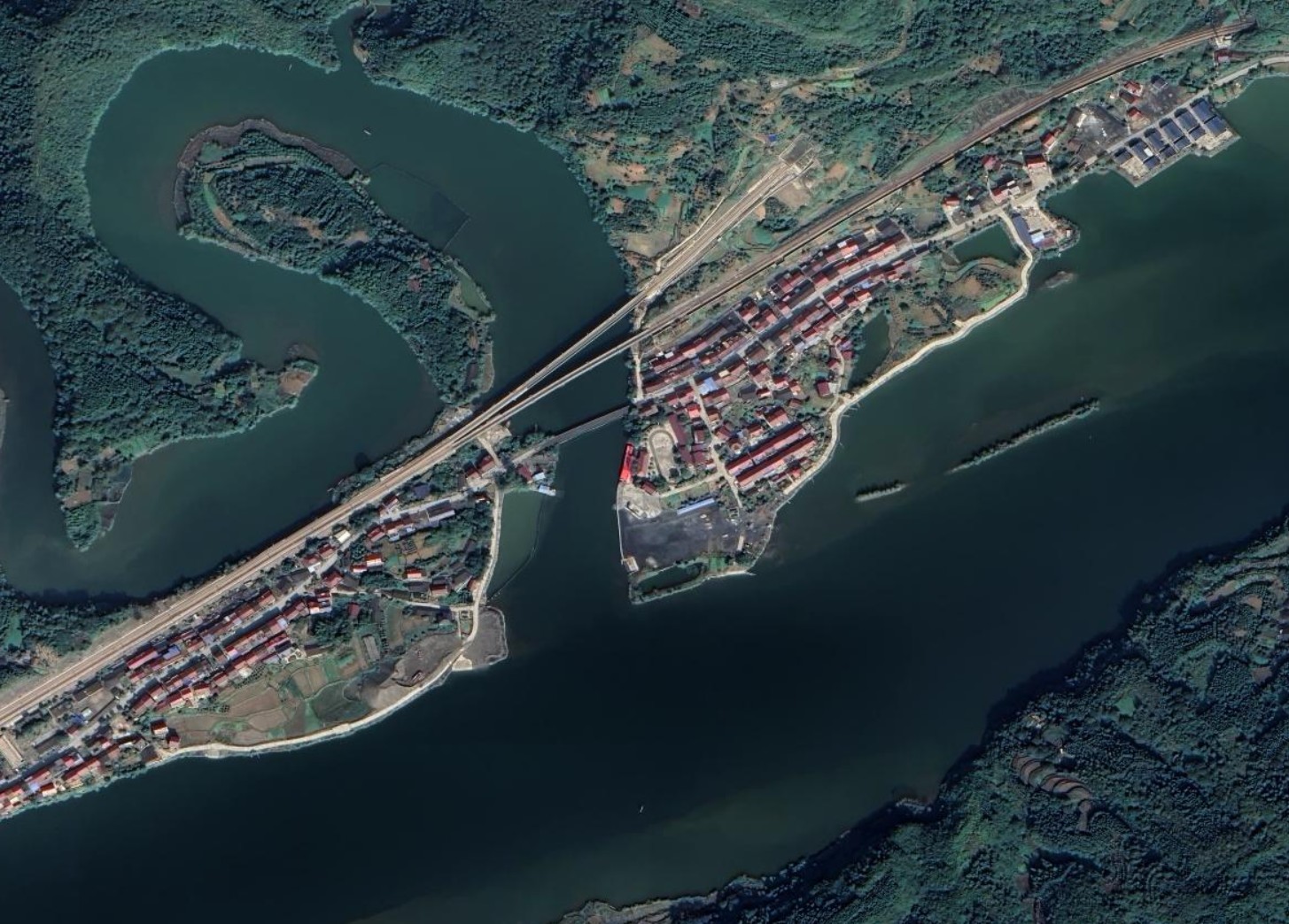 张雪驾驶改装摩托在麻阳水域行驶及事发地点卫星图